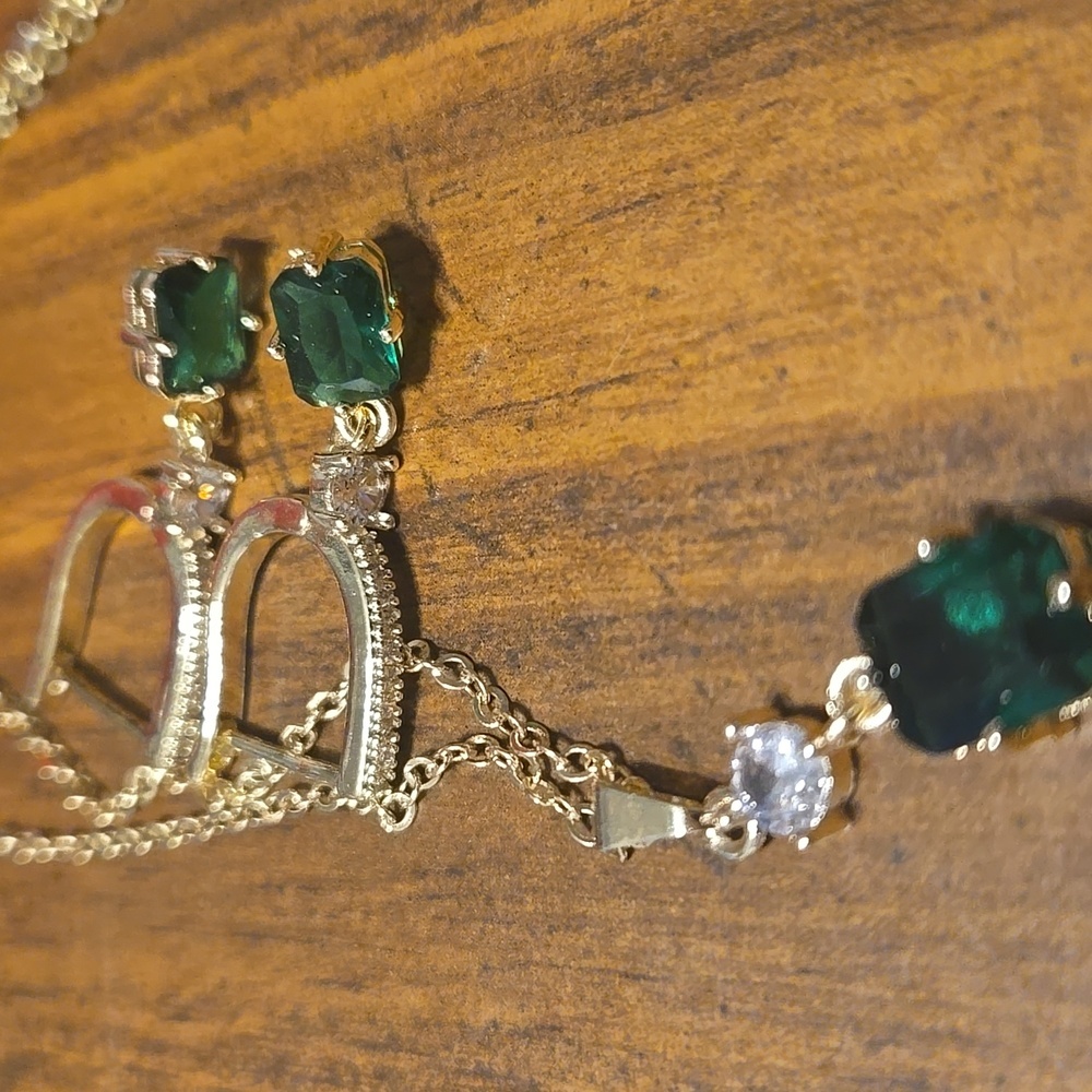 Green and‎ Gold Necklace Set - Picture 3 of 3